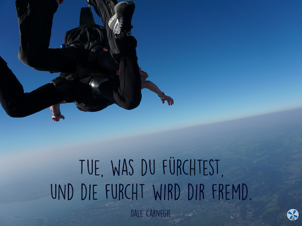 Tandem_Fallschirm_parachute_skydiving_skydive_Dale-Carnegie_Tue_Furcht_Zitat_Alexander_Muxel_Consulting_Business_Coach_2020.08.02 365.