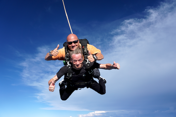 Tandem_Fallschirm_parachute_skydiving_skydive_hands_on_jump_Alexander_Muxel_Consulting_Business_Coach_2020.08.02